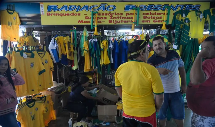 Vendas no comércio caem 0,8% em julho, com “ressaca” da Copa do Mundo