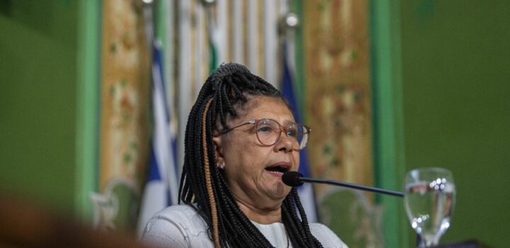 Marta Rodrigues critica Flávio Bolsonaro e ACM Neto e aponta estratégia em comum de desinformação