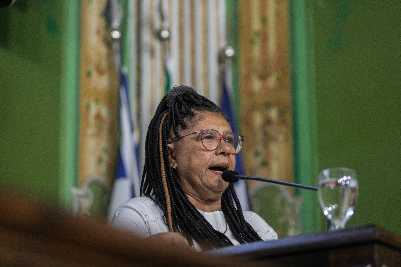 Marta Rodrigues critica Flávio Bolsonaro e ACM Neto e aponta estratégia em comum de desinformação