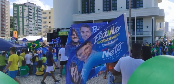 Bandeiras de ACM Neto e Flávio Bolsonaro são vistas juntas em ato de 7 de Setembro em Salvador