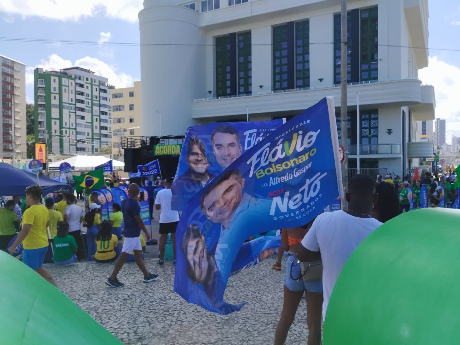Bandeiras de ACM Neto e Flávio Bolsonaro são vistas juntas em ato de 7 de Setembro em Salvador