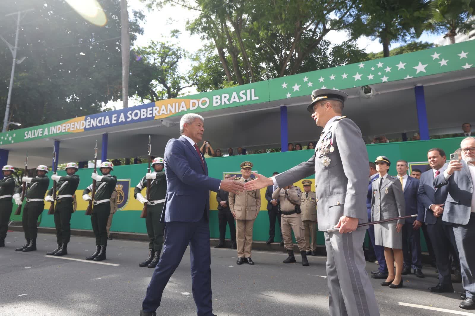 Desfile cívico-militar marca 7 de Setembro em Salvador