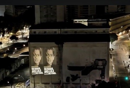 Coletivo projeta mensagem contra vinculação de ACM Neto a Lula em Salvador