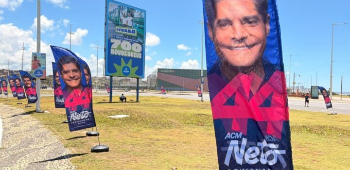Presença de material de campanha de ACM Neto em evento da Prefeitura de Salvador levanta questionamentos jurídicos