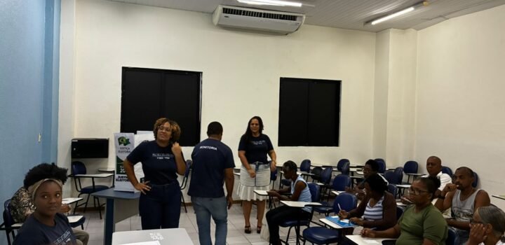 Alunos do curso de Alfabetização e Letramento de Jovens e Adultos participam de voto simulado em Salvador