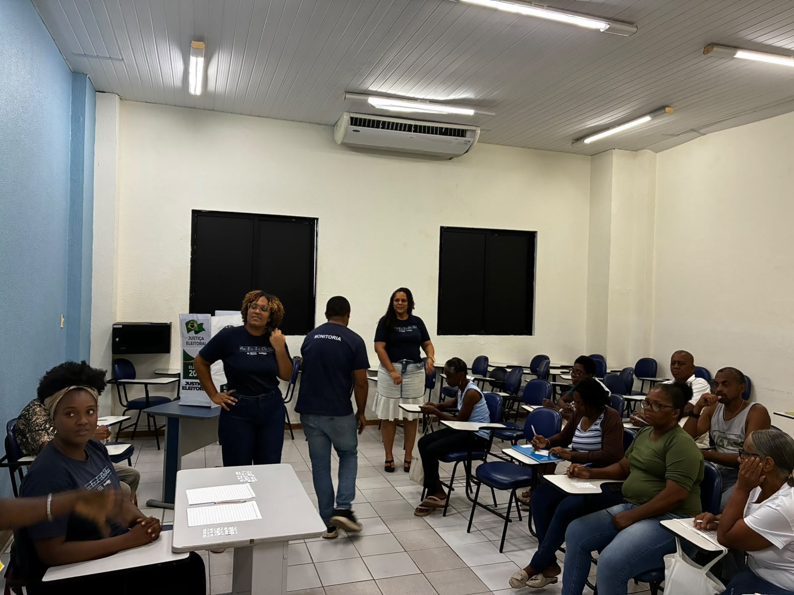 Alunos do curso de Alfabetização e Letramento de Jovens e Adultos participam de voto simulado em Salvador