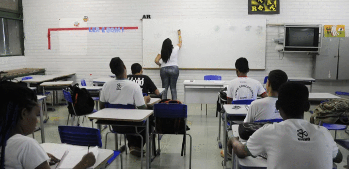 Pisa 2025: Brasil fica abaixo da média da OCDE em Matemática, Leitura e Ciências
