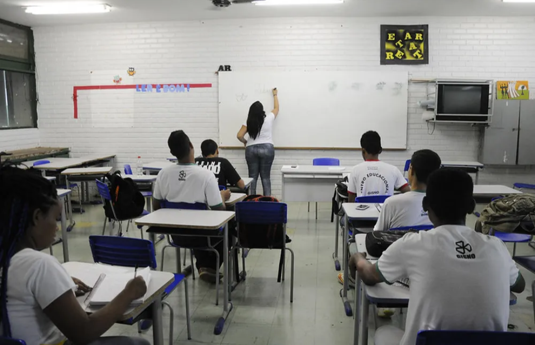 Pisa 2025: Brasil fica abaixo da média da OCDE em Matemática, Leitura e Ciências