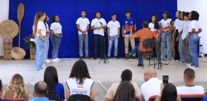 Estado da Bahia entrega escola em Saubara e autoriza pavimentação em Floresta Azul