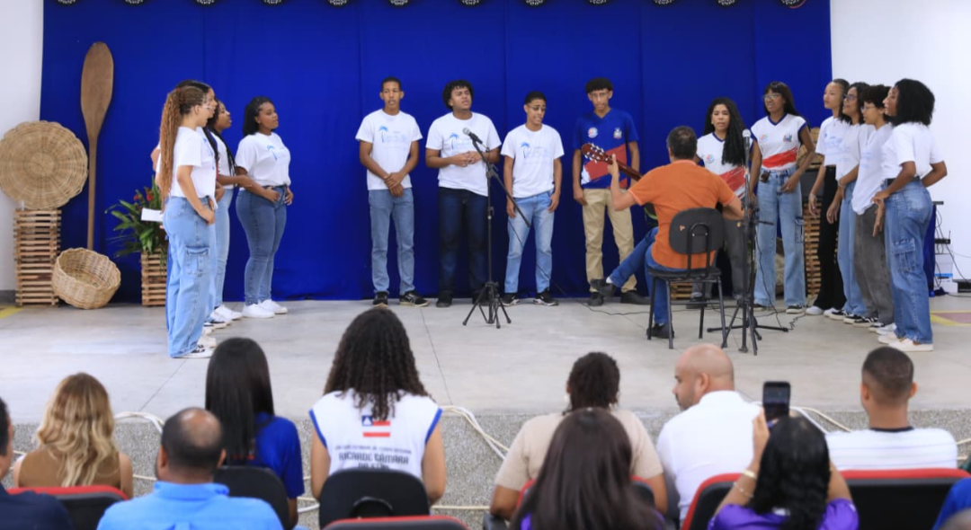 Estado da Bahia entrega escola em Saubara e autoriza pavimentação em Floresta Azul
