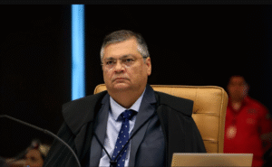 Leia mais sobre o artigo Dino cobra explicação sobre elo entre Master e instituto de Mendonça