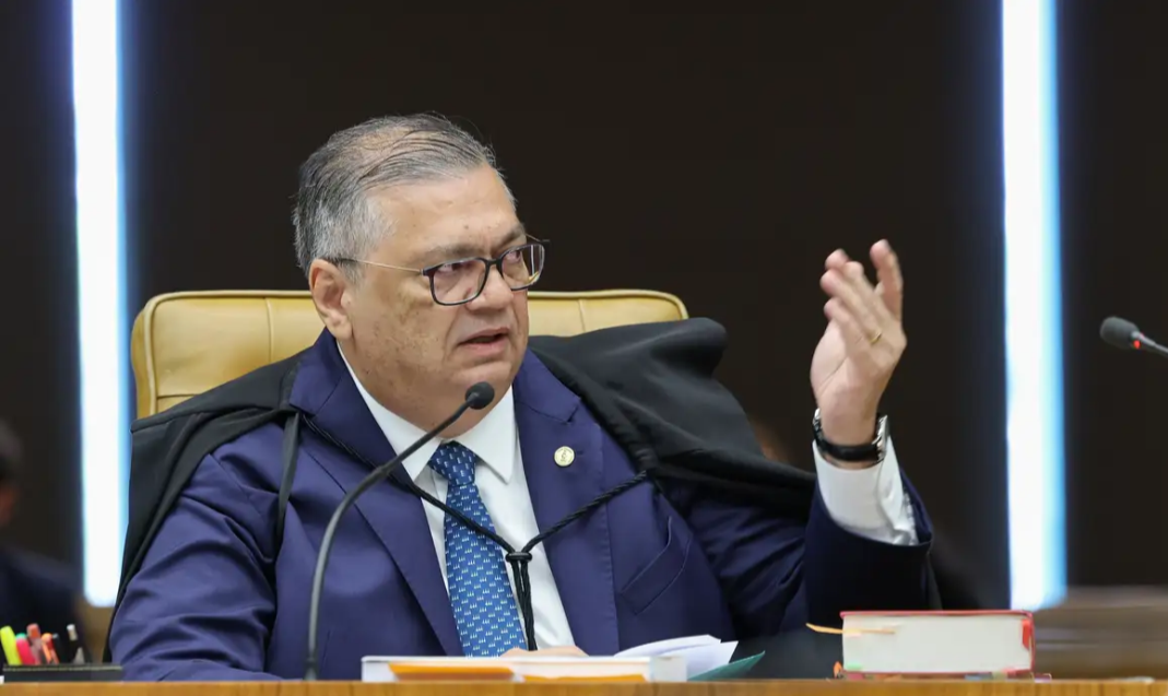 Dino manda PF investigar relação de Vorcaro com cemitérios em SP