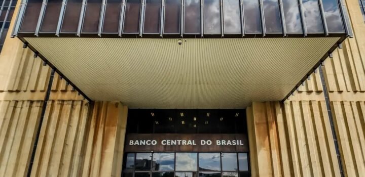Copom reforça necessidade de juros restritivos diante de pressões inflacionárias de demanda