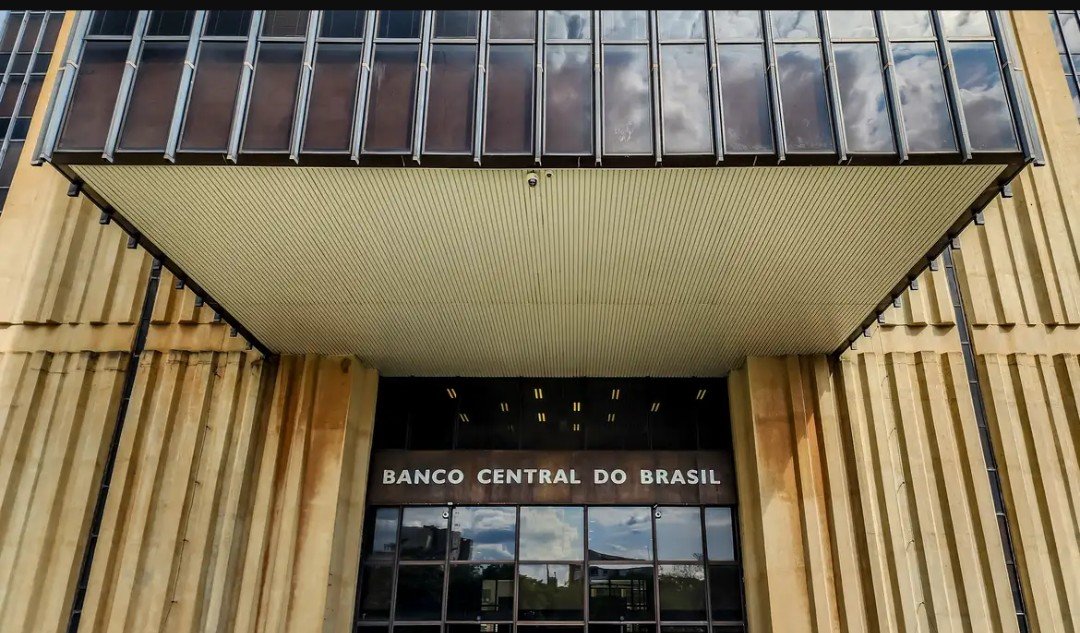 Copom reforça necessidade de juros restritivos diante de pressões inflacionárias de demanda