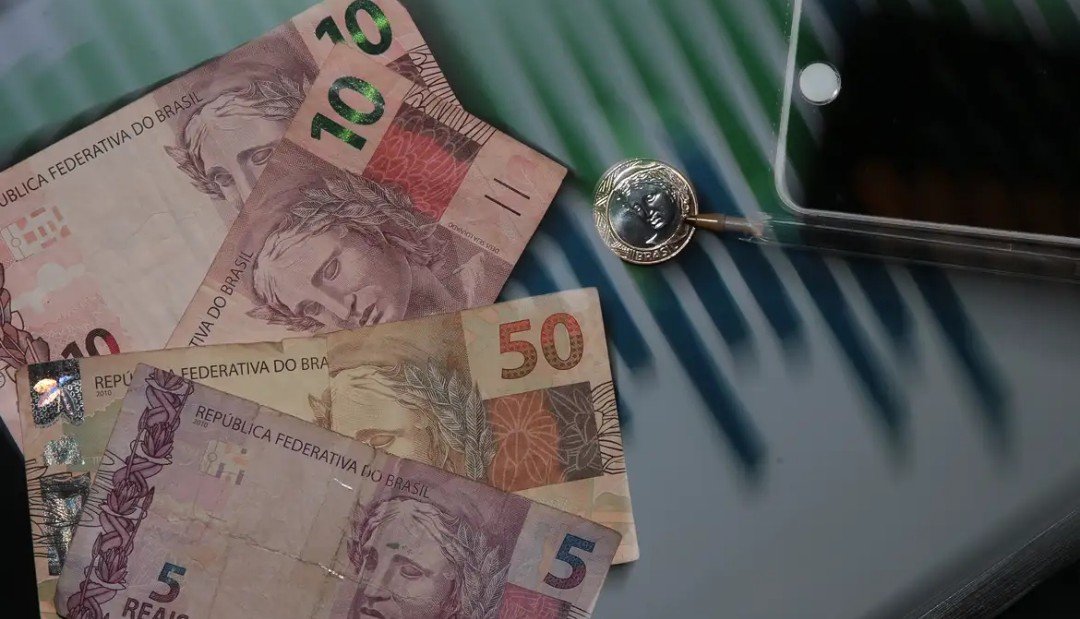 Ata do Copom divide economistas entre cautela restritiva e viés para novos cortes de juros