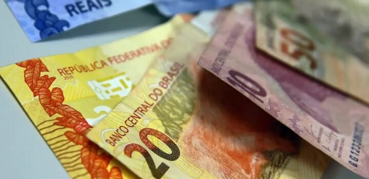 Juros para famílias sobem em agosto e inadimplência chega a 6%