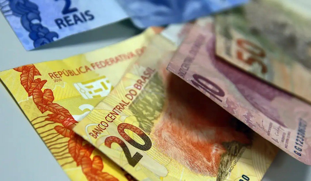 Juros para famílias sobem em agosto e inadimplência chega a 6%