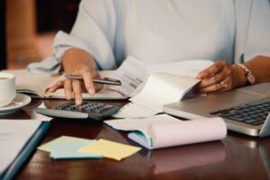 Leia mais sobre o artigo Sete em cada dez consumidores fazem compras por impulso na internet, aponta pesquisa CNDL/SPC Brasil