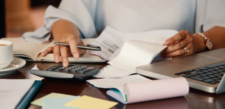 Sete em cada dez consumidores fazem compras por impulso na internet, aponta pesquisa CNDL/SPC Brasil