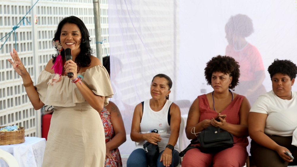 Bahia promove ação de cuidado e bem-estar para pescadoras e marisqueiras do entorno no VLT