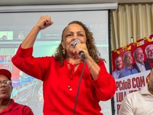 Aladilce alerta para perigo de Flávio Bolsonaro alterar a Constituição: “Ele vai tirar todos os direitos civilizatórios para implantar a barbárie”