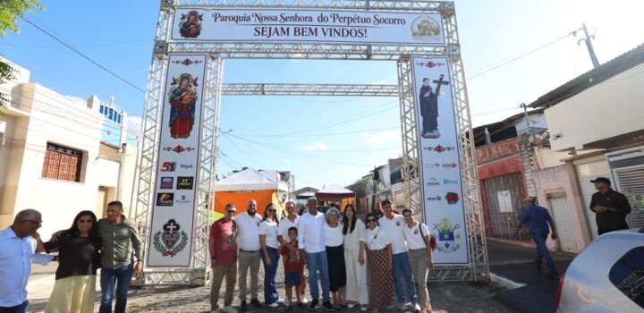 Governador Jerônimo Rodrigues participa de procissão de Nossa Senhora do Perpétuo Socorro em Jequié