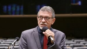 Leia mais sobre o artigo Afonso Florence desafia Flávio Bolsonaro a abrir extratos de conta ligada a advogado alvo da PF no caso INSS