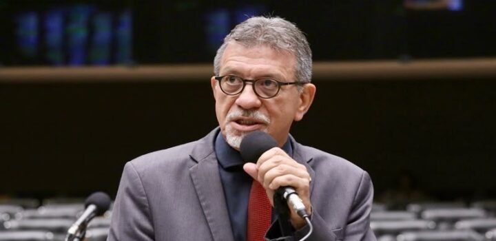 Afonso Florence desafia Flávio Bolsonaro a abrir extratos de conta ligada a advogado alvo da PF no caso INSS