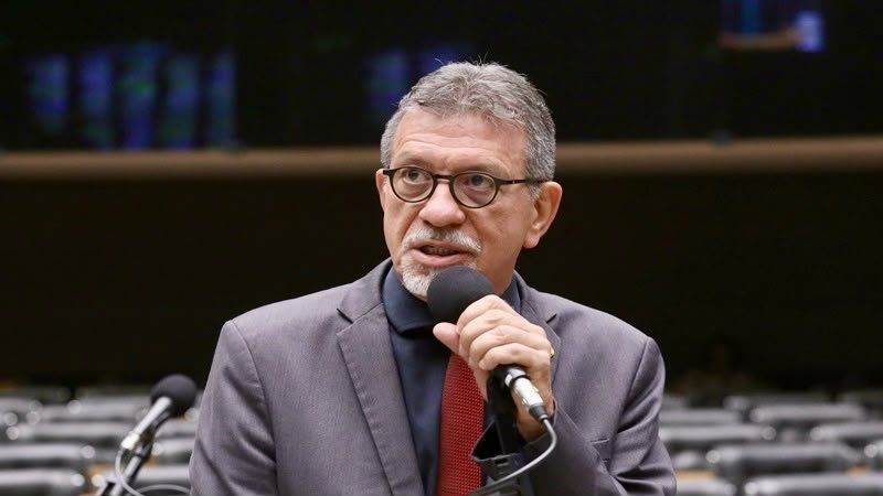Afonso Florence desafia Flávio Bolsonaro a abrir extratos de conta ligada a advogado alvo da PF no caso INSS
