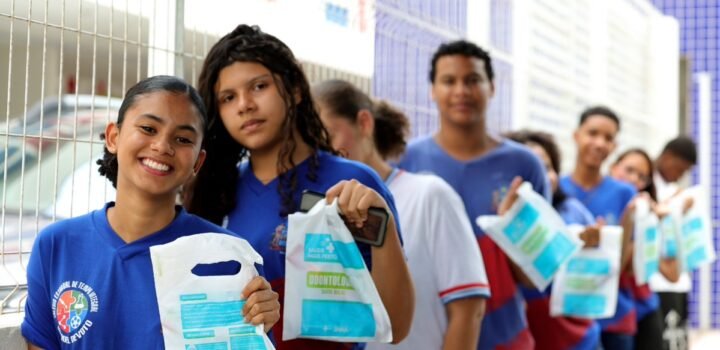 Em Salvador, Odontomóvel  disponibiliza atendimento em saúde bucal gratuito para cerca de mil estudantes da rede estadual