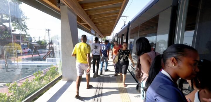 Com mais de 300 mil passageiros transportados, VLT de Salvador e RMS completa 100 dias de operação assistida