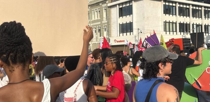 Protesto na Prefeitura de Salvador exige impeachment de Bruno Reis após falta de ônibus nas eleições