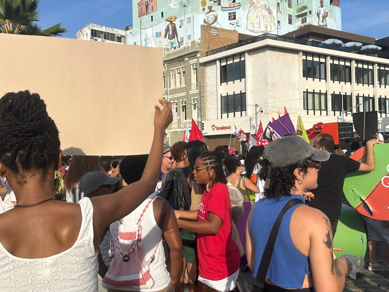 Protesto na Prefeitura de Salvador exige impeachment de Bruno Reis após falta de ônibus nas eleições