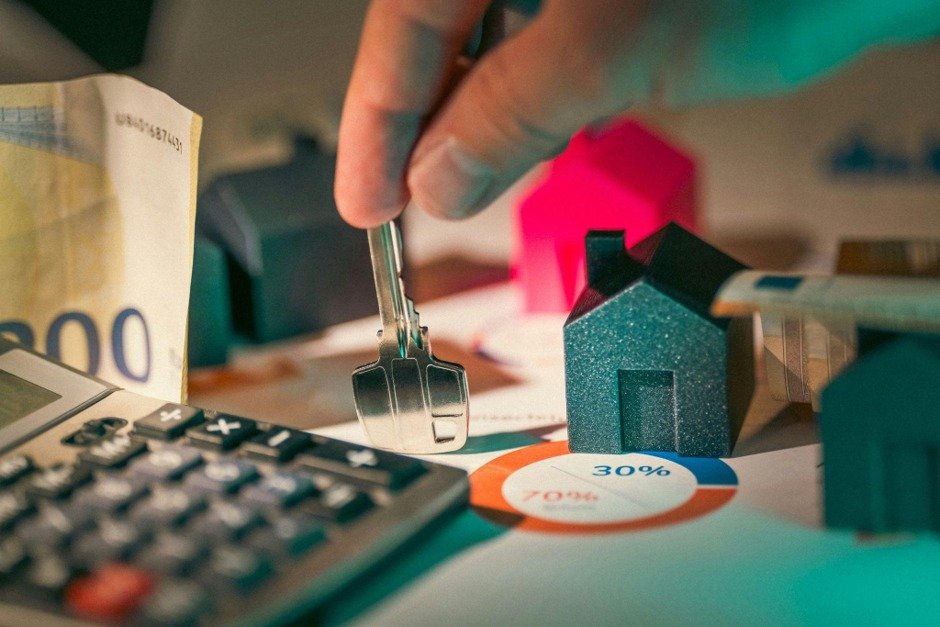 Seguro de crédito ganha força com juros elevados, inadimplência em alta e recuperações judiciais