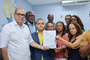 Leia mais sobre o artigo Oposição entrega a Muniz pedido de CEI sobre retenção de ônibus nas garagens na eleição