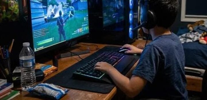 Jogos virtuais e redes sociais viram ambientes para golpes contra crianças e adolescentes, alerta Santander