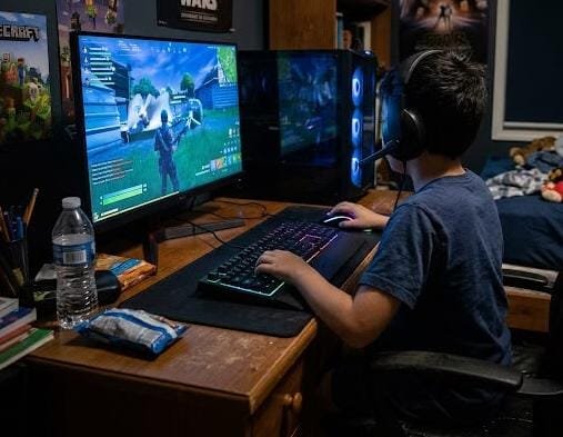 Jogos virtuais e redes sociais viram ambientes para golpes contra crianças e adolescentes, alerta Santander