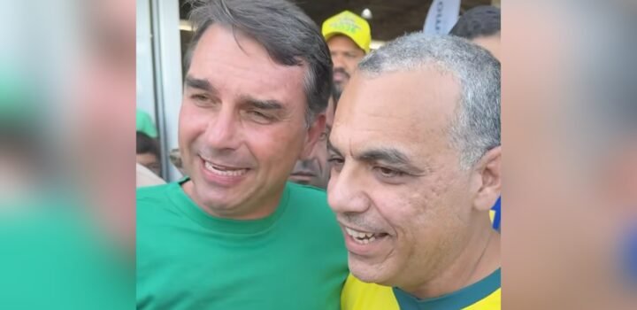 Justiça adia entrega de Título de Cidadão de Salvador ao senador Flávio Bolsonaro