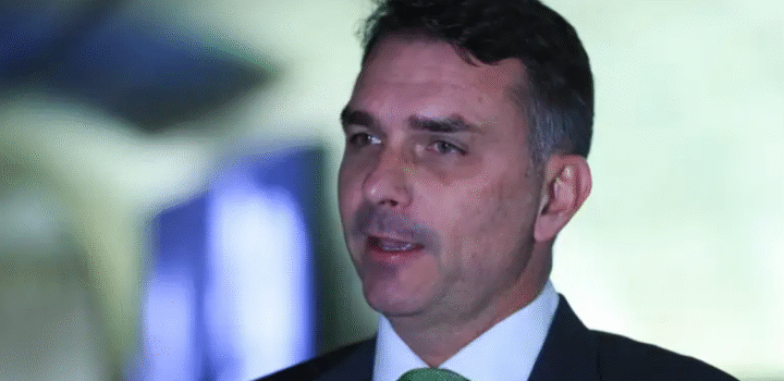 Concessão de honraria a Flávio Bolsonaro gera petição pública e  reações na Ouvidoria