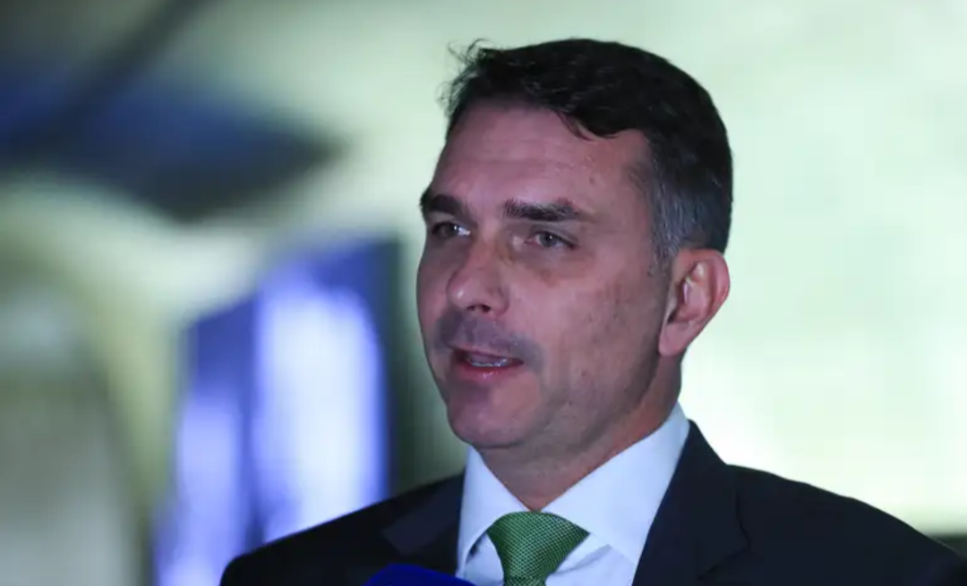 Concessão de honraria a Flávio Bolsonaro gera petição pública e  reações na Ouvidoria