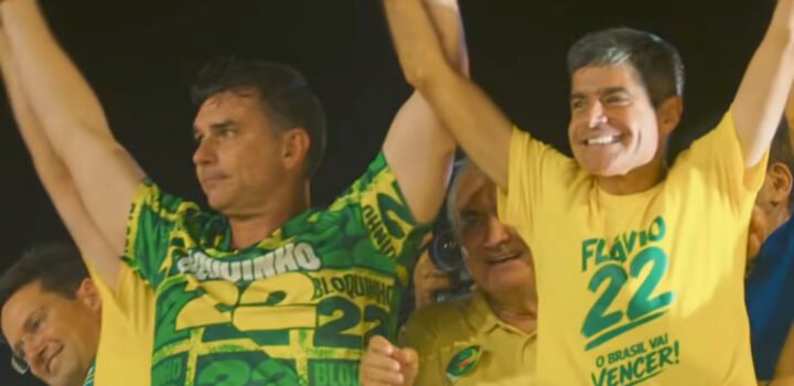 Flávio Bolsonaro recebe título de cidadão soteropolitano em ato político na Barra