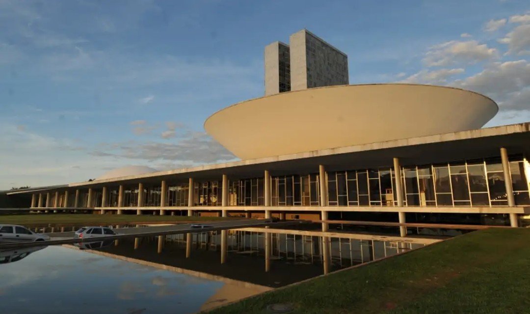 Governo sanciona ampliações para MEIs e envia ao Congresso PEC sobre transporte coletivo
