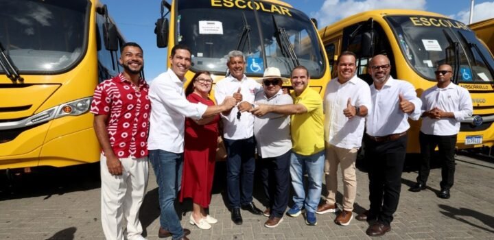 Jerônimo Rodrigues entrega 101 ônibus escolares rurais para ampliar transporte de estudantes em municípios baianos