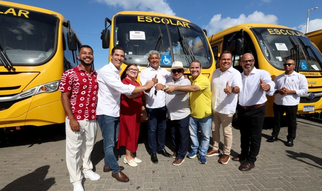 Jerônimo Rodrigues entrega 101 ônibus escolares rurais para ampliar transporte de estudantes em municípios baianos