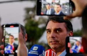Leia mais sobre o artigo Derrotado nas urnas, Flávio Bolsonaro fica sem mandato e foro privilegiado em 2027; investigações podem avançar