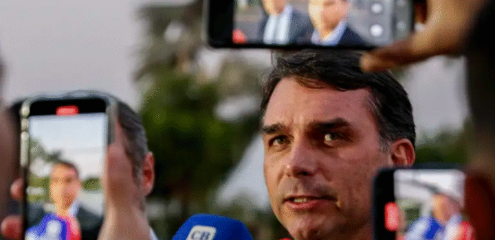 Derrotado nas urnas, Flávio Bolsonaro fica sem mandato e foro privilegiado em 2027; investigações podem avançar