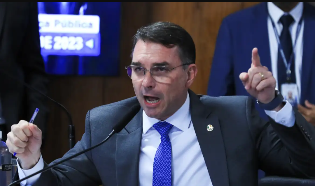Imprensa argentina noticia suposta fuga de Flávio Bolsonaro em jatinho; Polícia Federal e autoridades de Buenos Aires investigam