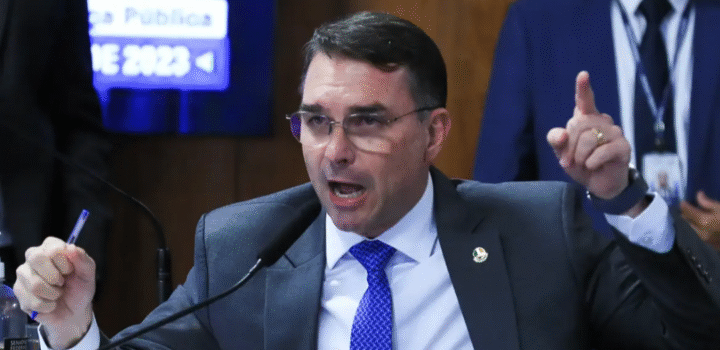 Flávio Bolsonaro é intimado pela PF a entregar passaporte por determinação do STF