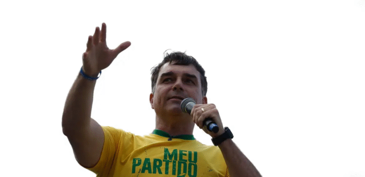 Aliado de Trump diz que Flávio Bolsonaro chegou aos EUA