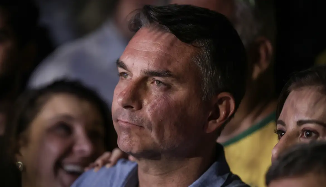 Flávio Bolsonaro nos EUA: vistos de Trump e apoio do MAGA ampliam tensão política